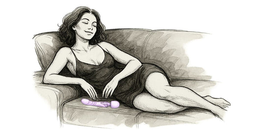 Femme confortablement installée avec un vibromasseur classique, image évoquant sérénité et épanouissement intime.